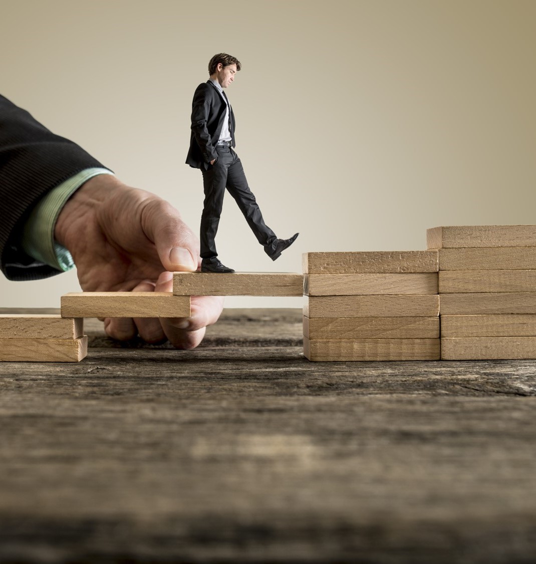 Un homme monte des marches en kapla