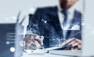 Homme fait de la compta