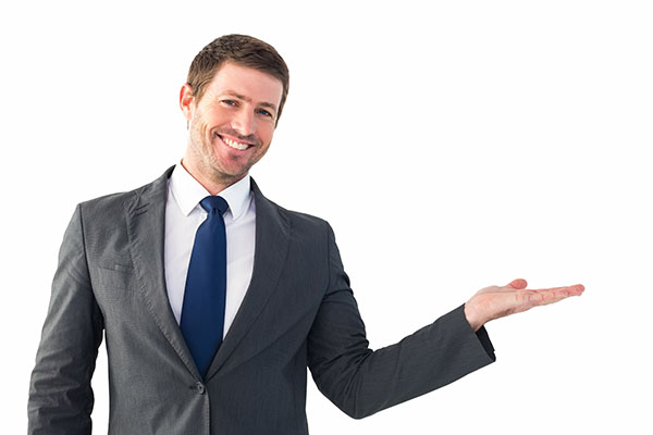 Un homme présente quelque chose